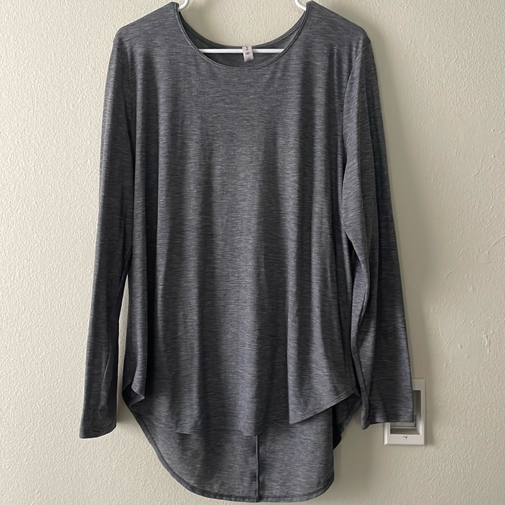 Under Armour Women’s Longsleeve with Back cutout size XL